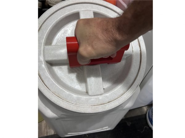‎red gamma seal lid tool handle used on 50lb vittles pet food container