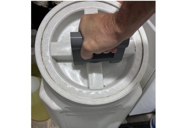‎gray gamma seal lid tool handle used on 50 lb dog food container